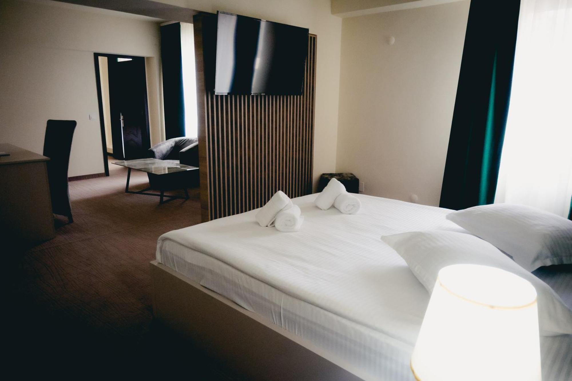 Hotel Valahia トゥルゴヴィシュテ エクステリア 写真
