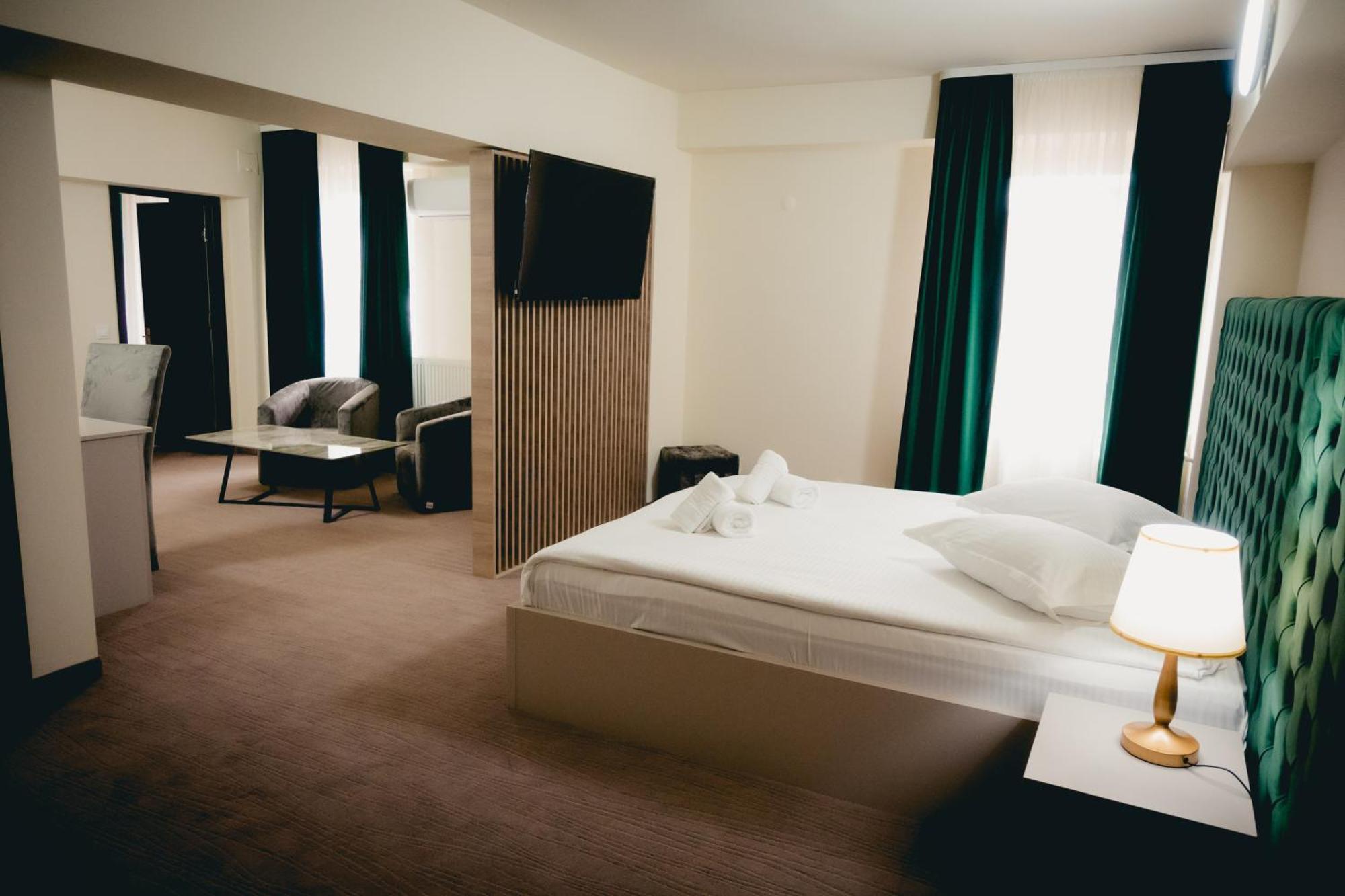 Hotel Valahia トゥルゴヴィシュテ エクステリア 写真