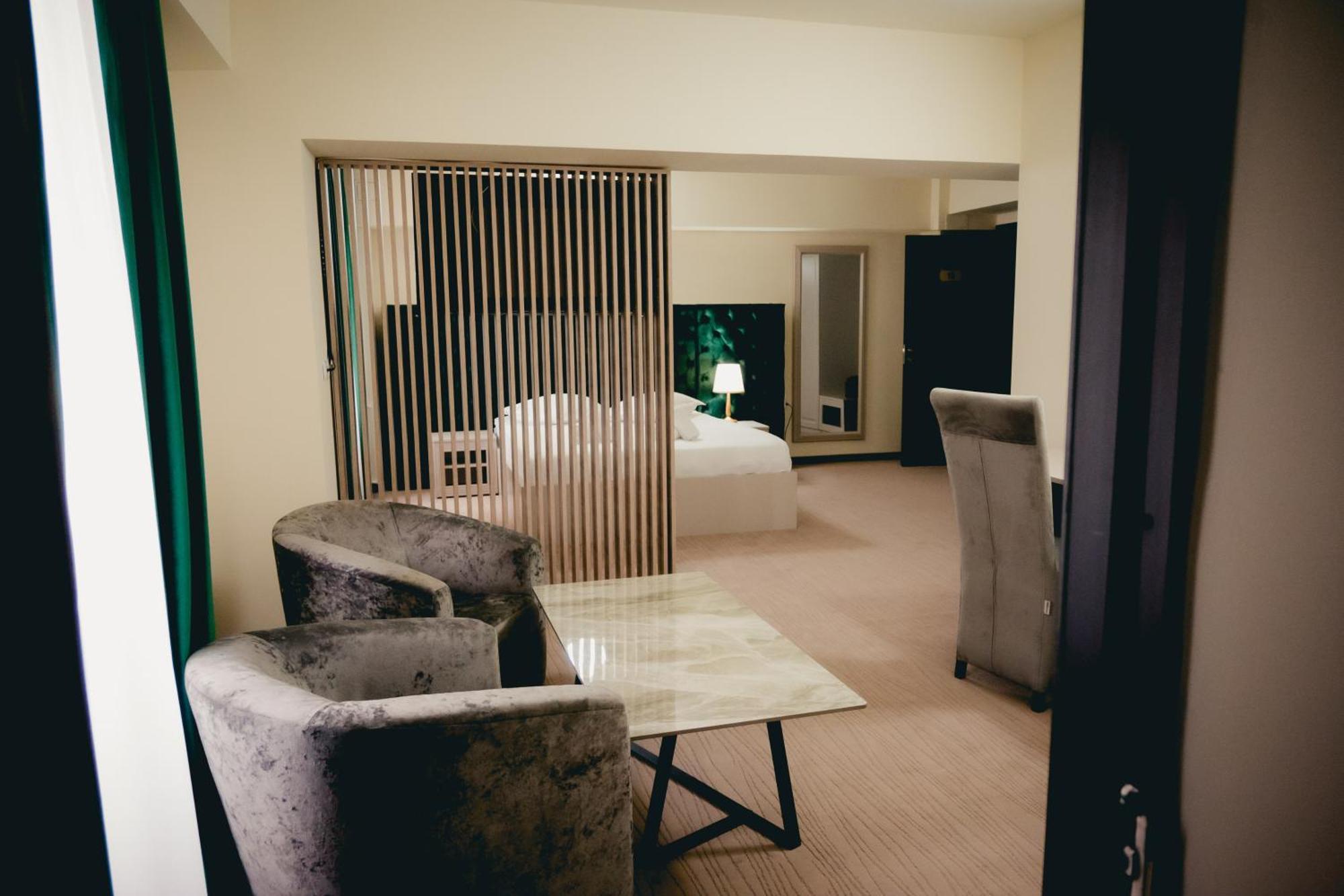 Hotel Valahia トゥルゴヴィシュテ エクステリア 写真