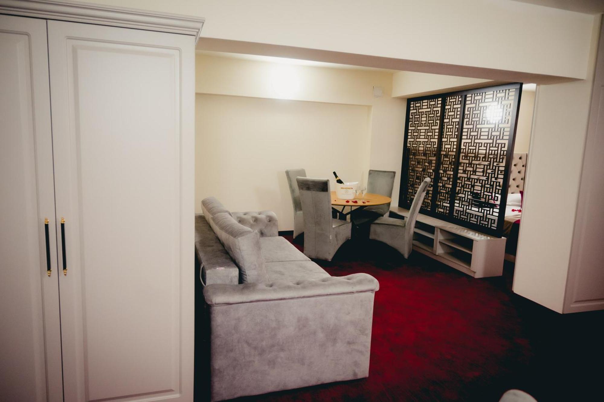 Hotel Valahia トゥルゴヴィシュテ エクステリア 写真